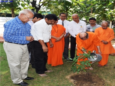 TREE PLANTATION BY SWAMI TEJOMAYANANDA HEAD CHINMAYA MISSION WORLDWIDE2.JPG